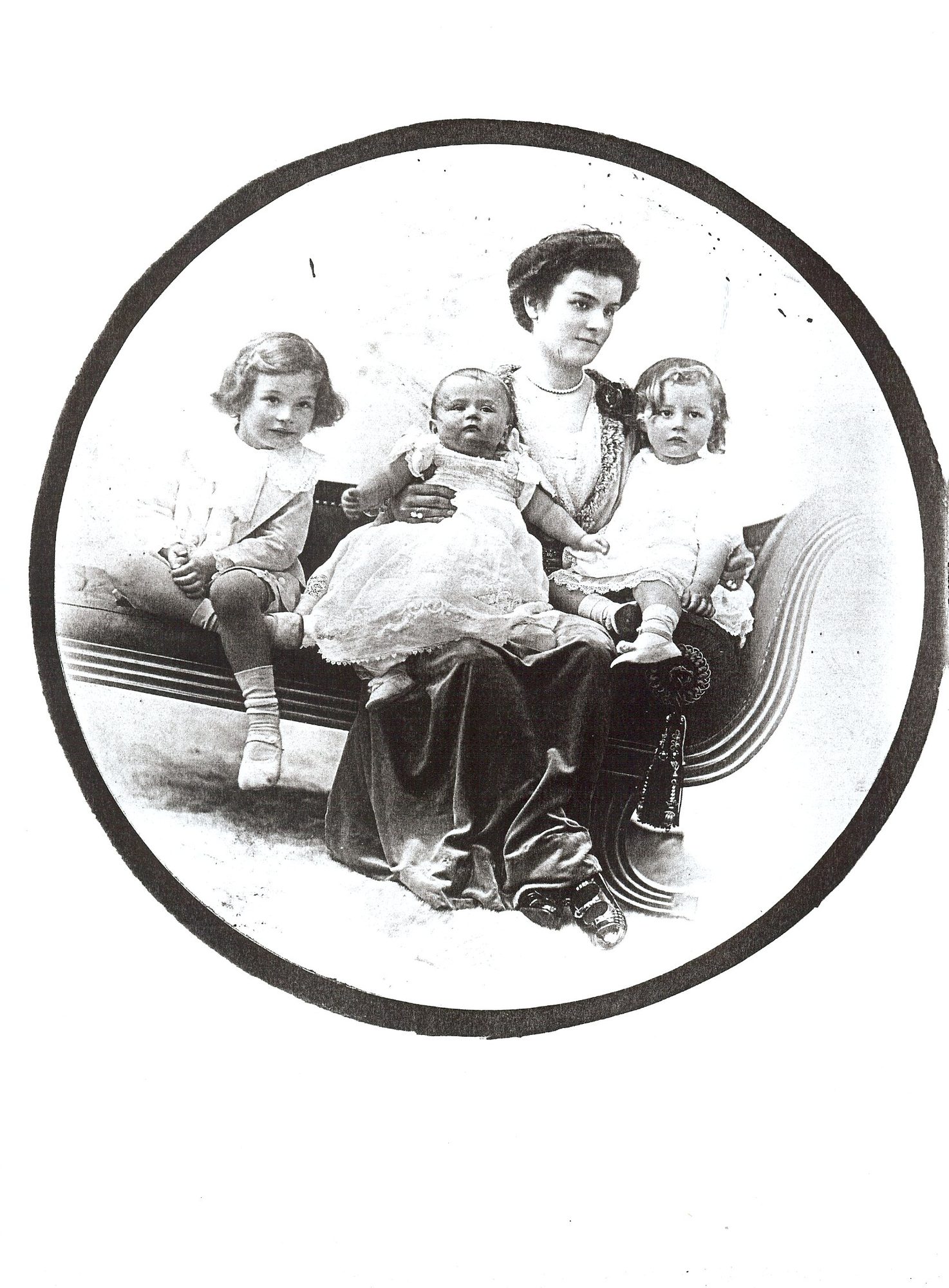 Nadehzda with family, 1916